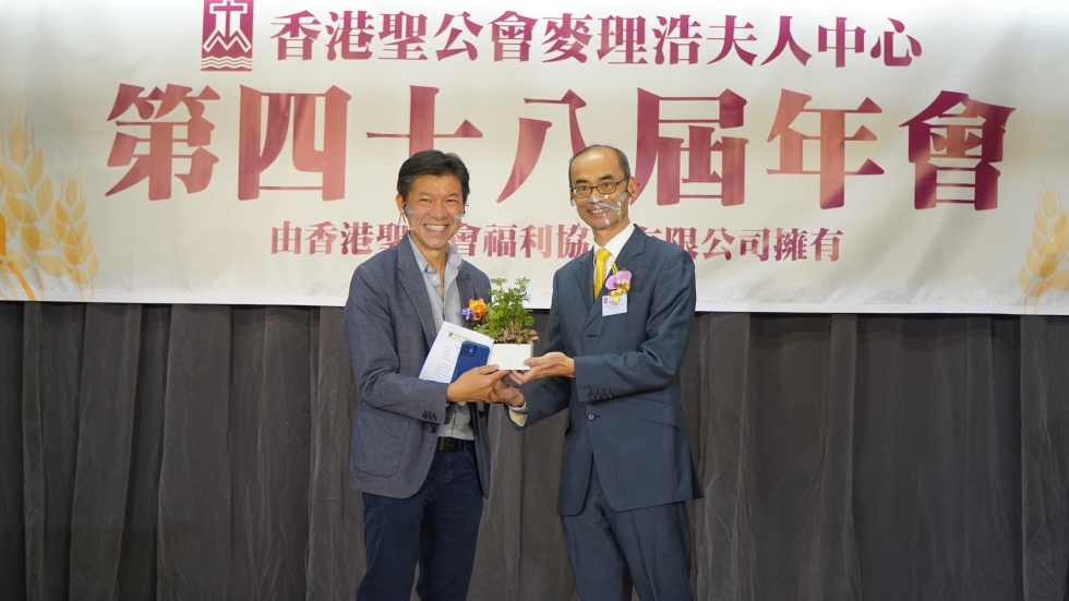 4_主席贈紀念品予主禮嘉賓（森樹盆景）