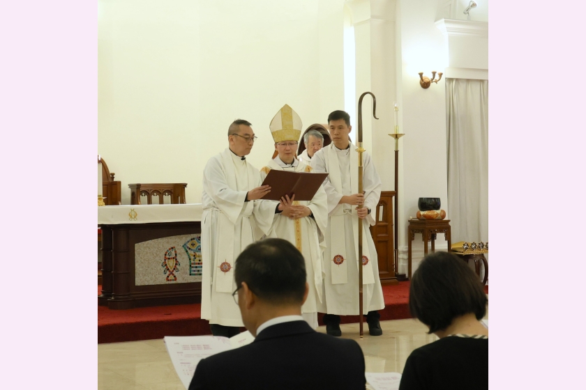 圖4_陳謳明大主教、胡偉豪牧師（右）、周偉文牧師（左）主持管理委員會及同工奉獻差遣禮。